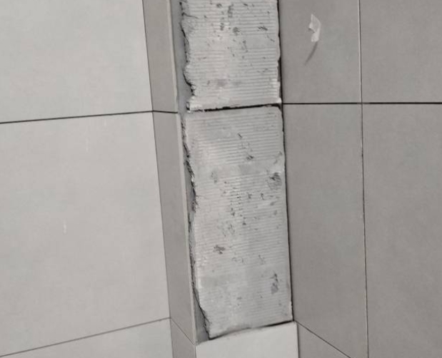 梁河瓷砖空鼓维修公司分享下瓷砖施工前基层浇水润湿程度不足，可能导致以下问题